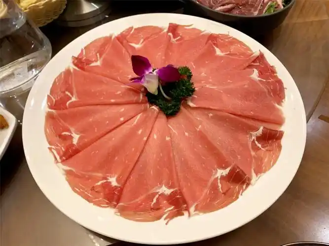 切好的羊肉卷跟普通的并没有什么区别,唯一就是摆盘摆得比较整齐,而且