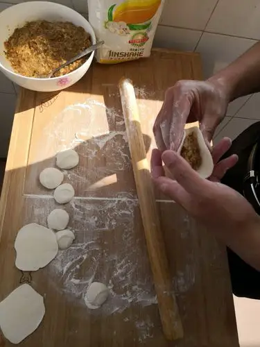 学校生活的惬意时光——包饺子