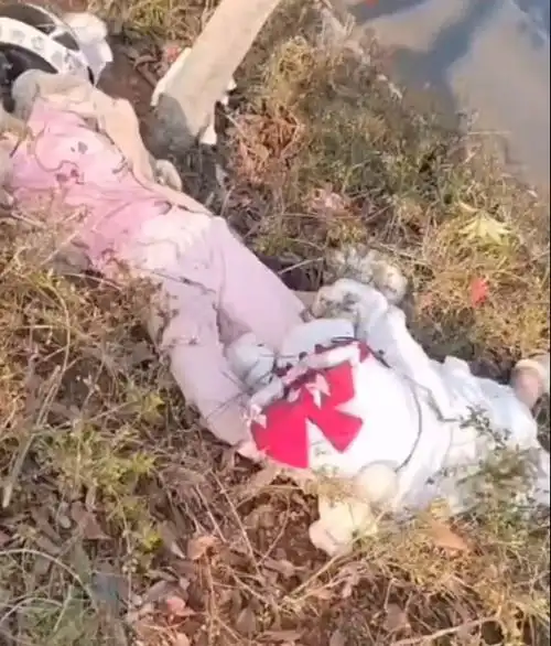 惋惜云南2名年轻女孩骑摩托车撞上花台不幸双双身亡