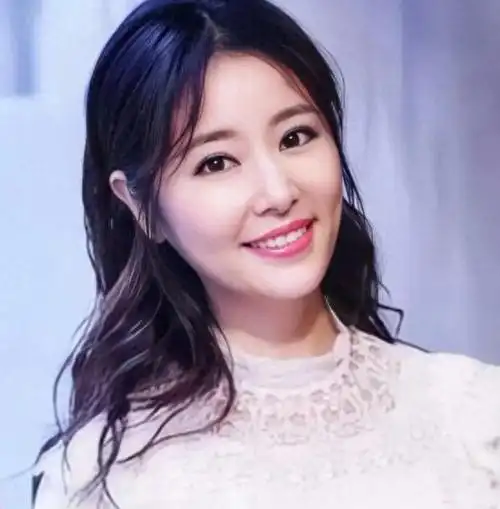 便干了一段时间模特,在模特公司填资料的时,星探发现林心如长得很好看