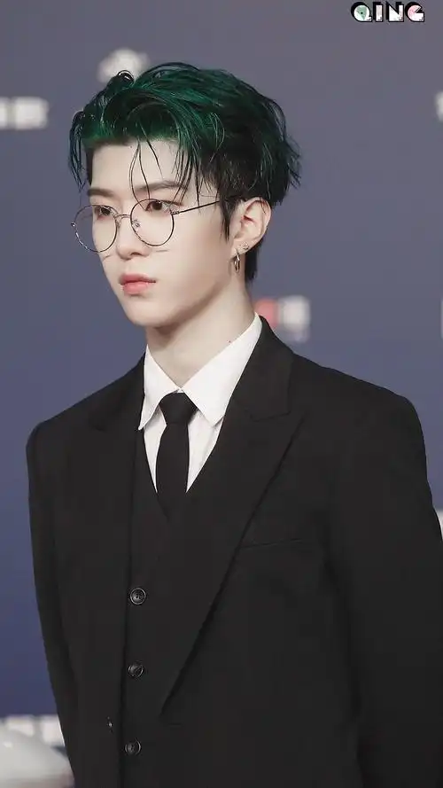 绿发霸总范丞丞永驻top榜 是让母爱变质的一组图