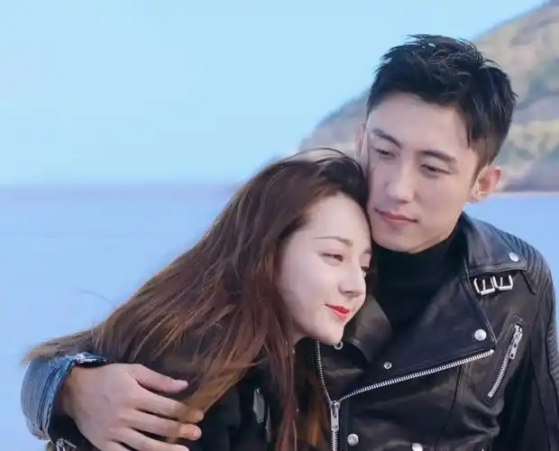 迪丽热巴大粉脱粉回踩,质疑其秀恩爱,狗仔又锤黄景瑜"家暴"-腾讯新闻