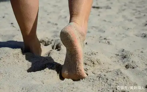 赤脚走在上学的路上