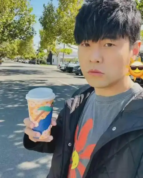 曝周杰伦在墨尔本租房,和昆凌打扮朴实,吃穿节俭,疑为躲避赌债|素颜