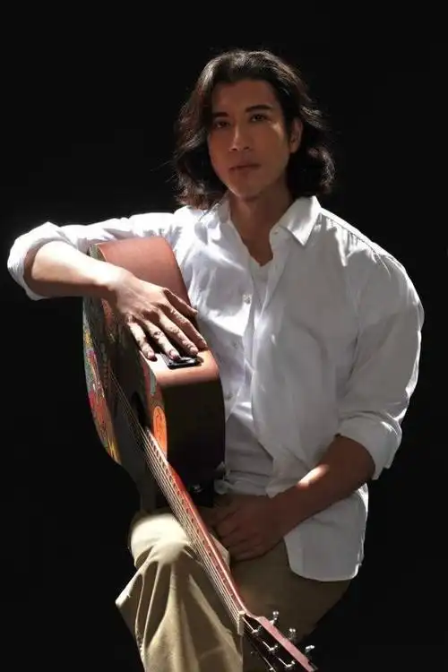 王力宏正式复出美国开演唱会,留长发模样巨变,写新歌表露心声_网易