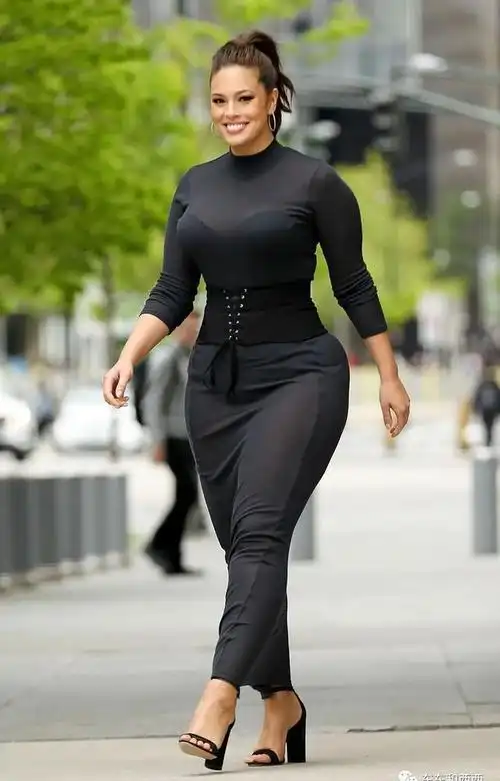 170斤走红毯照样美炸,敢在家生孩子,这个女人为啥胆子这么大?