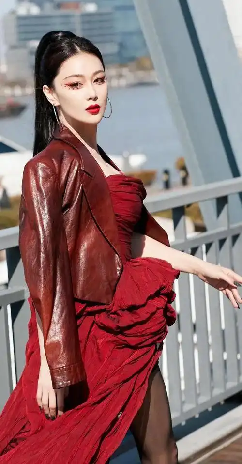 张馨予红色抹胸礼服搭配红色皮衣真的好美呀