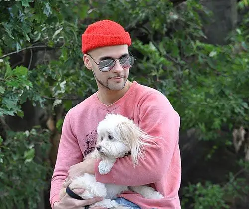 一脸满足的养狗人.