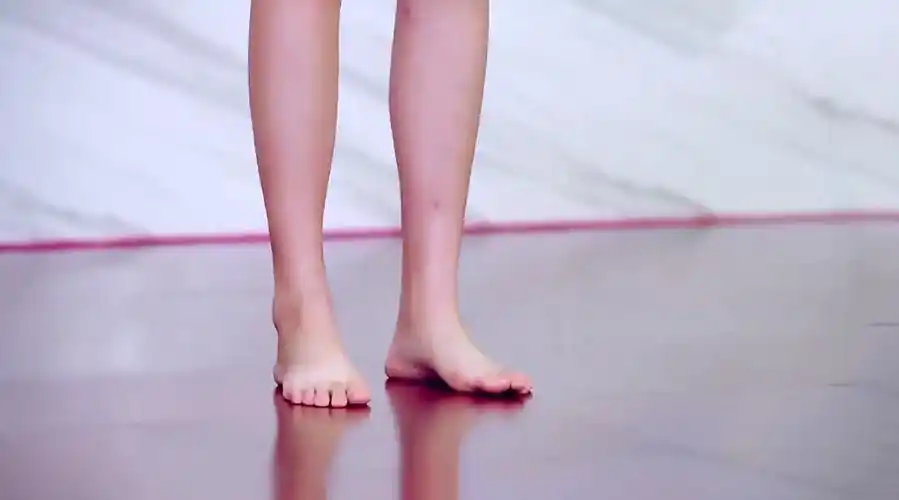 极光之恋关晓彤光脚跳舞结果脚受伤