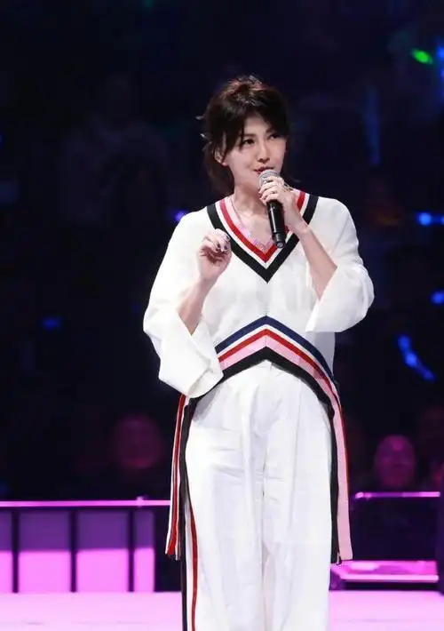 孙燕姿身材姣好长腿修长,一身"无龄感穿搭"状态年轻似18岁少女