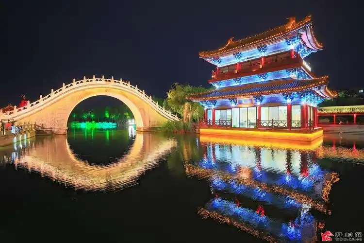 河南开封流光溢彩古城夜