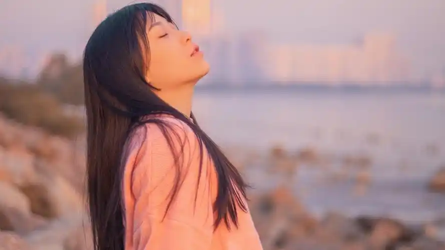 全面屏壁纸美女高清长发美女海边迷人写真