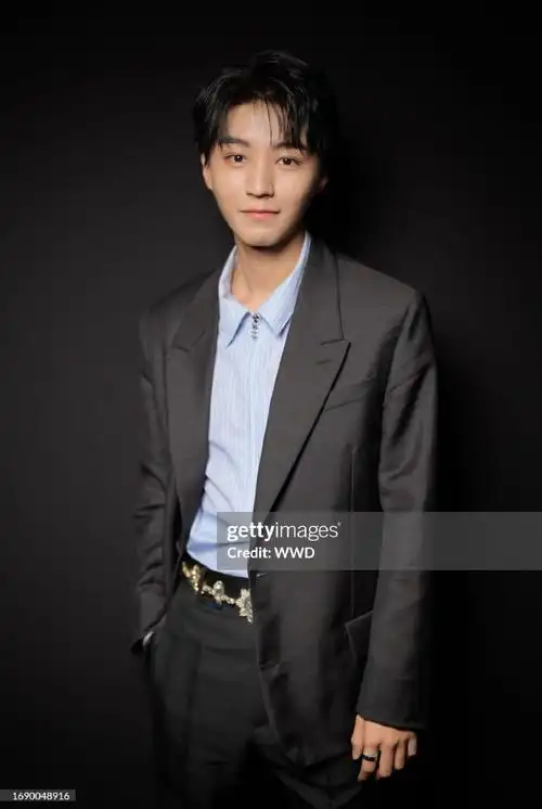 王俊凯 巴黎时装周##王俊凯黑色摩登西装