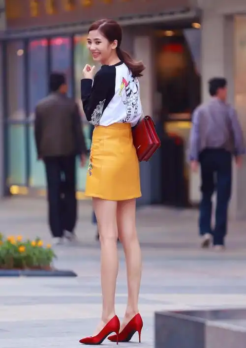 时尚穿搭:白色上衣搭配黄色超短裙 红色高跟鞋