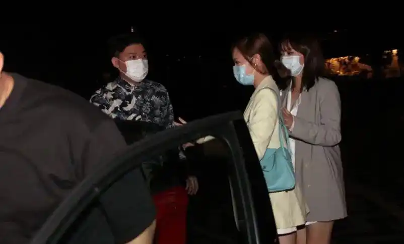 至于方力申,则与"堪舆专家"麦玲玲一起走,小方还笑说这一顿饭由玲玲