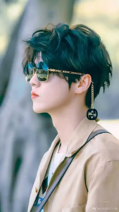 鹿晗又染粉发#哇哇哇,啊啊啊啊这个粉发真的封神梦回演唱会了请帅哥