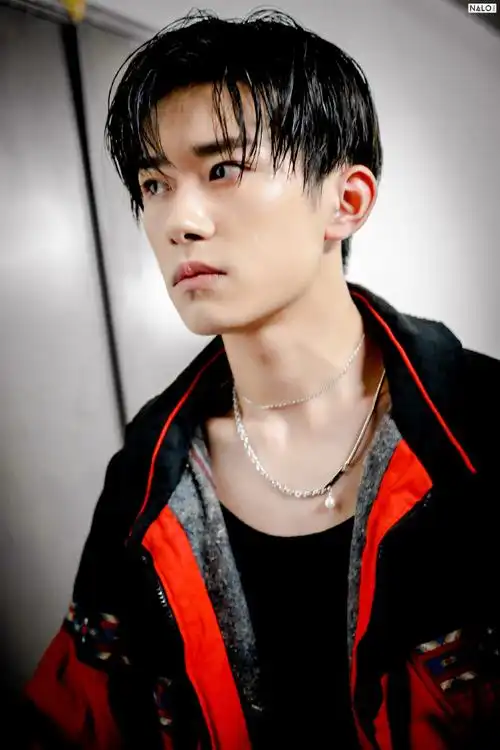 易烊千玺加盟少年之名##易烊千玺送你一朵小红花