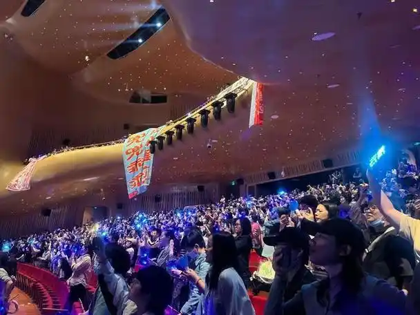 演出现场变成了一片蓝色的海洋……这不是某个明星的演唱会现场,而是