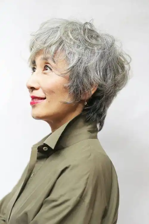 女人过了50岁,想换发型试试这几种,就算头发花白也很美_女性_短发