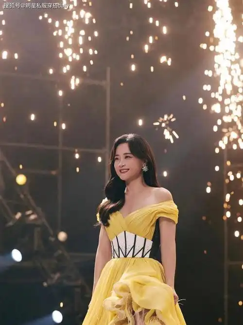 减肥成功后穿礼服的贾玲穿黄色深v高开叉长裙太美了让人感动