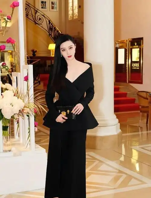 范冰冰身材真好穿抹胸裙显高贵又大气网友不愧是国际冰