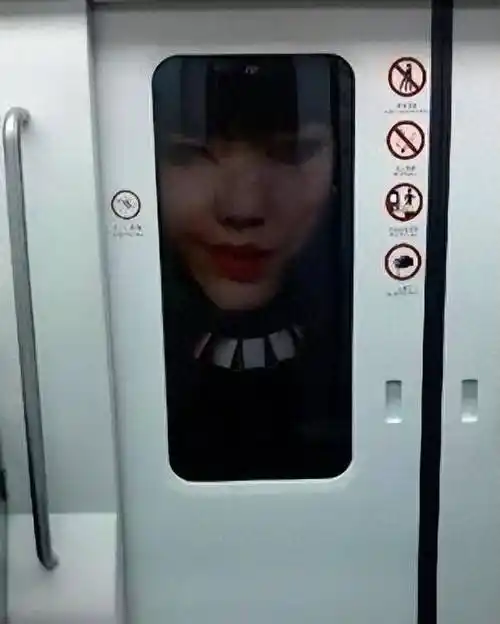 "亚洲最丑女明星"吴莫愁的悲催,和她"消失"三年的真相_父亲_庾澄庆