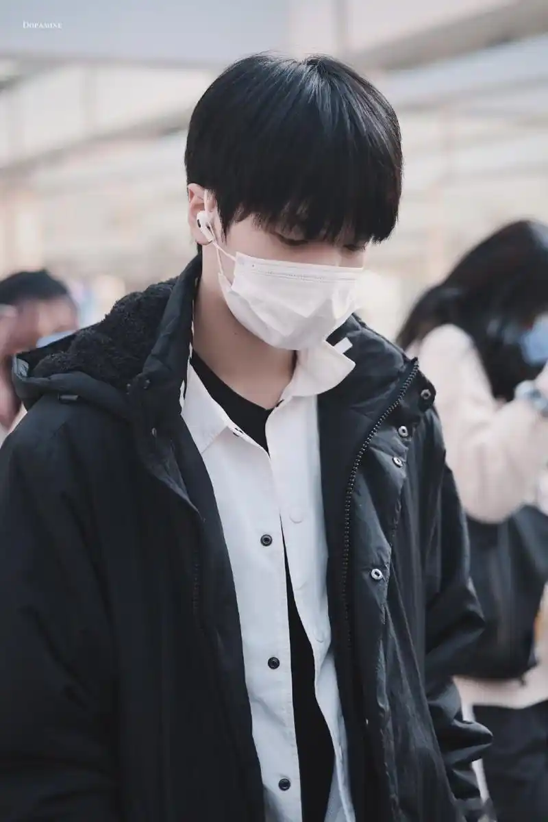 严浩翔 天生原创者 严浩翔今日机场出发饭拍~长款黑色羽绒外套配上