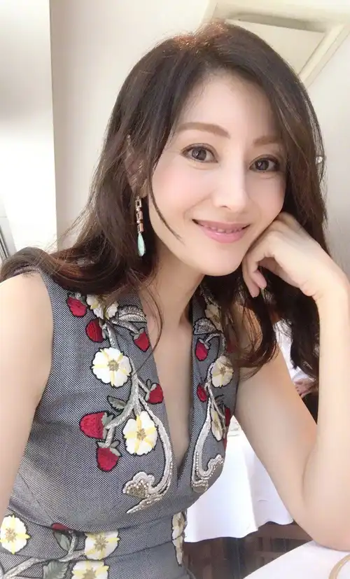 「最美港姐」李嘉欣52岁依然飘仙气,冻龄保养靠这3招_年龄_食品_举重