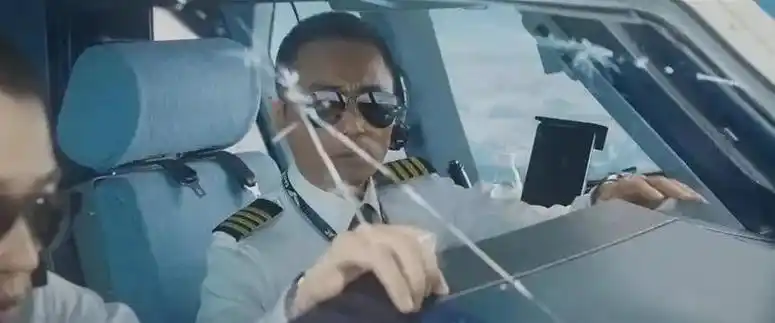 《中国机长》几个细思极恐的细节