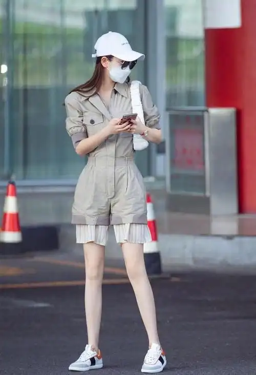 戚薇出门太心急忘脱睡裤就套上了连体短裤效果意外地时髦