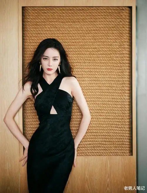 迪丽热巴 迪丽热巴美照上新,卷发红唇搭配镂空黑色长裙,心动值满分