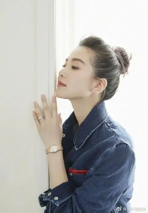 刘诗诗上演侧颜杀十年如一日堪称360度无死角的美