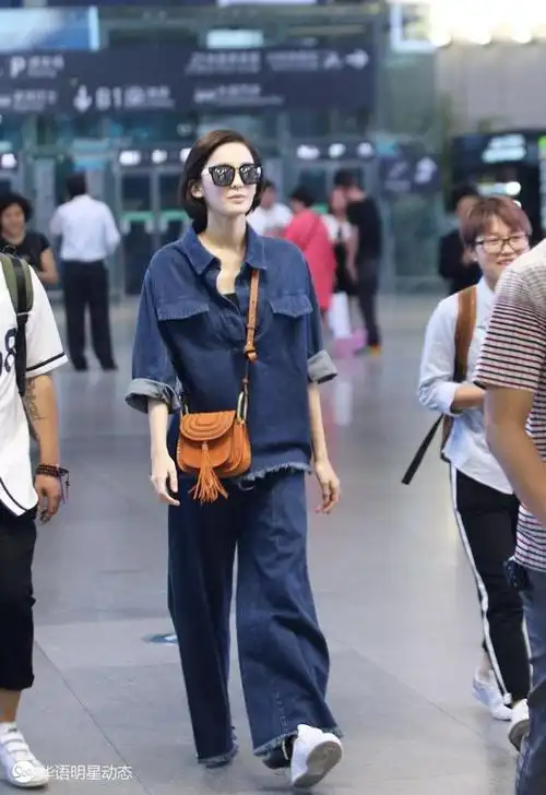 see明星头条原来古力娜扎最爱糖果色包包