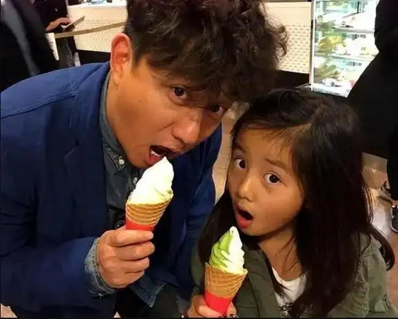 黄磊除了关注女儿的学习,平时也给足女儿的陪伴,小时候就带着女儿参演