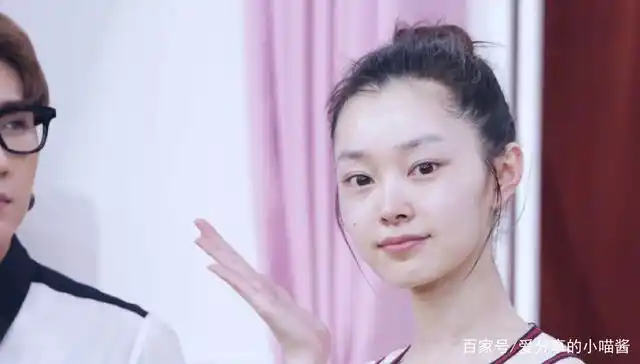 宋轶晒素颜自拍生图,失去美颜滤镜后,皮肤依旧白皙光滑!