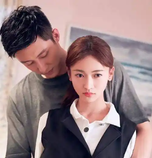 黄景瑜在片场摸了摸吴谨言,捏耳朵摸脸,女人的表情很不爽_电视_争议