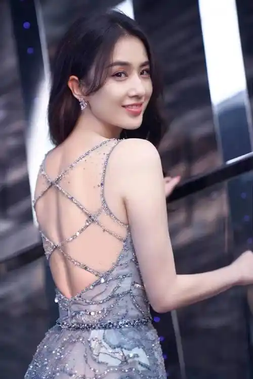 3日,黄圣依出席第九届丝绸之路国际电影节闭幕式,魅力十足.