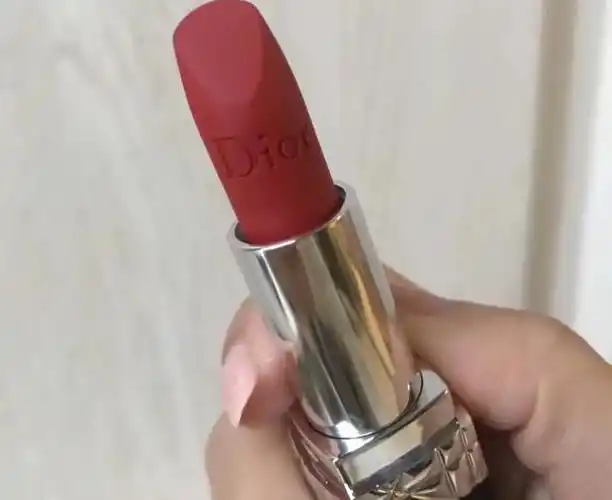 迪奥999哑光口红,滋润不拔干,显白很百搭,用过的人都喜欢