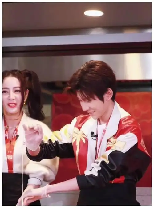 迪丽热巴王源同框工作二人谈交集好逗小源变干饭人吃得太香了