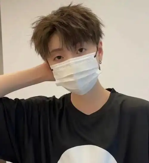 锡纸烫短发爆火,最受男生欢迎的烫卷造型,搭配侧分的刘海,分分钟帅出