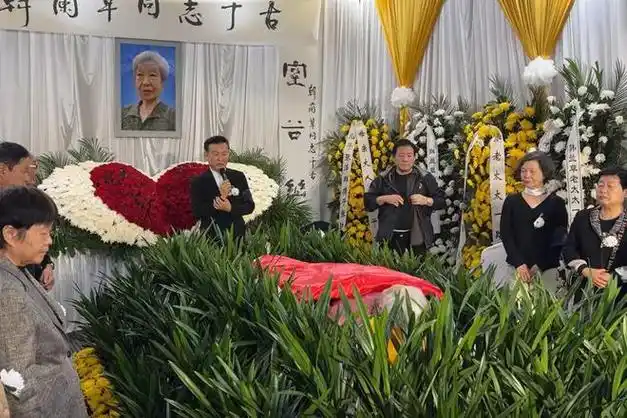 张泽群催人泪下在老娘遗体告别仪式上用河南方言翻唱母亲