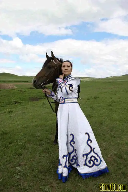 点击查看下一张 上传:歌手格格 照片名:我在草原拍mv 说明:无介绍