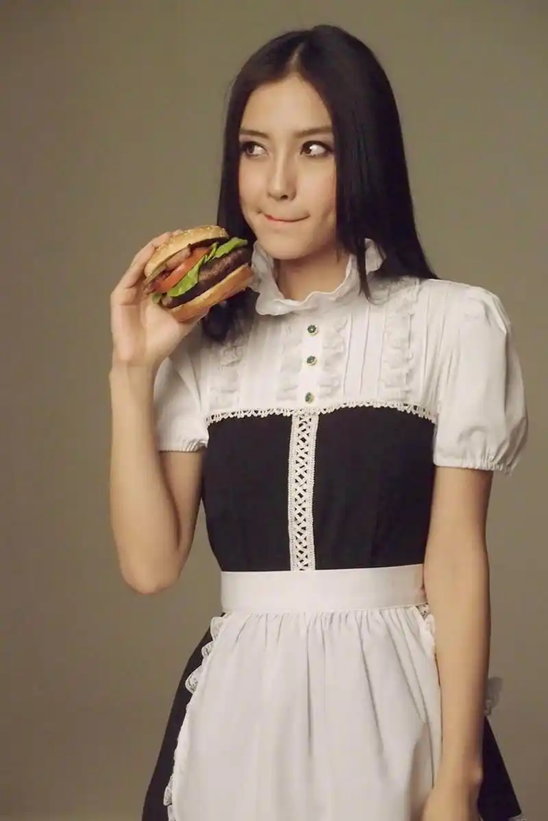 angelababy曝光一组早年广告宣传照,穿一身黑白制服洋娃娃的既视感,吃