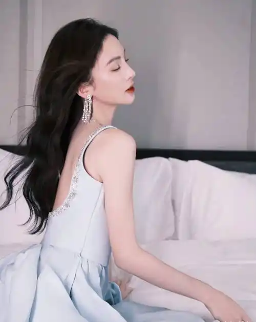 原创金晨参加活动玩锁骨杀身着露肩不规则晚礼裙优雅尽显迷人魅力