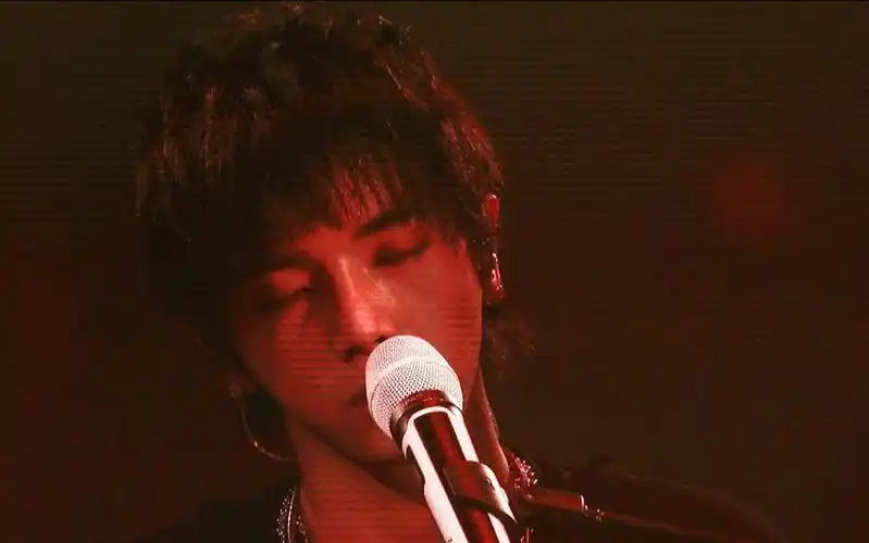 黄磊用手机搜寻岳云鹏身份,却出现华晨宇的名字,实红的标志之一