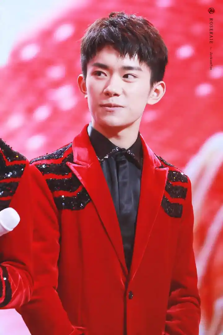 [tfboys][新闻]190128 红色小猪易烊千玺,笑起来的梨涡太美了