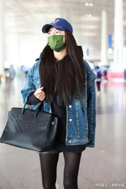张雨绮身穿牛仔外套搭配短裤现身首都机场