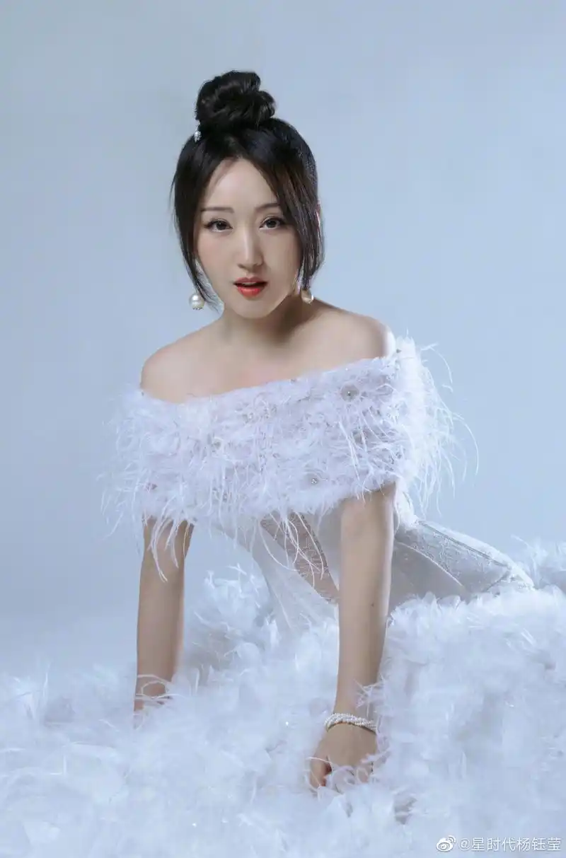 杨钰莹写真,身穿一字领白裙,身姿曼妙,优雅妩媚