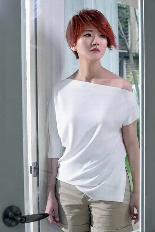 近日,新加坡歌手蔡淳佳2017全新创作大碟《我是我》系列短片曝光,在