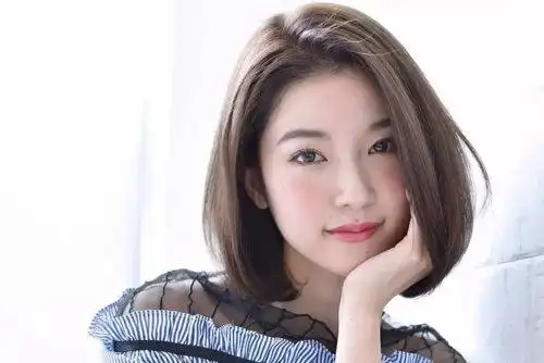 头发部分是精心做出,明显和众多人拉开距离的短发,时髦有气场的发型